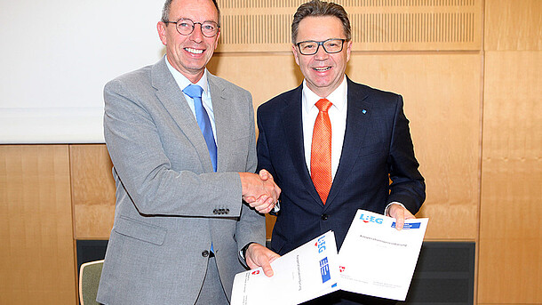 LBEG Präsident Carsten Mühlenmeier (l.) und LUH Präsident Prof. Dr. Volker Epping präsentieren die frisch unterzeichnete Kooperationsvereinbarung.